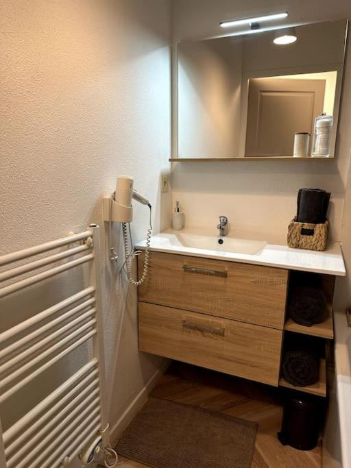 Appartement Cosy Avec Balcon Et Piscine بُيزانكون المظهر الخارجي الصورة